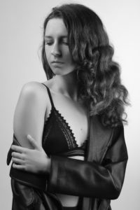 thvillers photo studio Oleksandra sous vêtements dentelles épaule sexy noir et blanc
