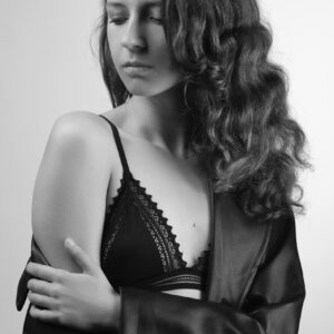 thvillers photo studio Oleksandra sous vêtements dentelles épaule sexy noir et blanc