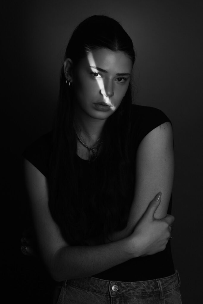 thvillers studio photographie femme Chiara noir et blanc light trick